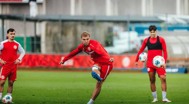 美因茨客场逆转击败汉堡,赢得三分 美因茨客场逆转击败汉堡,赢得三分