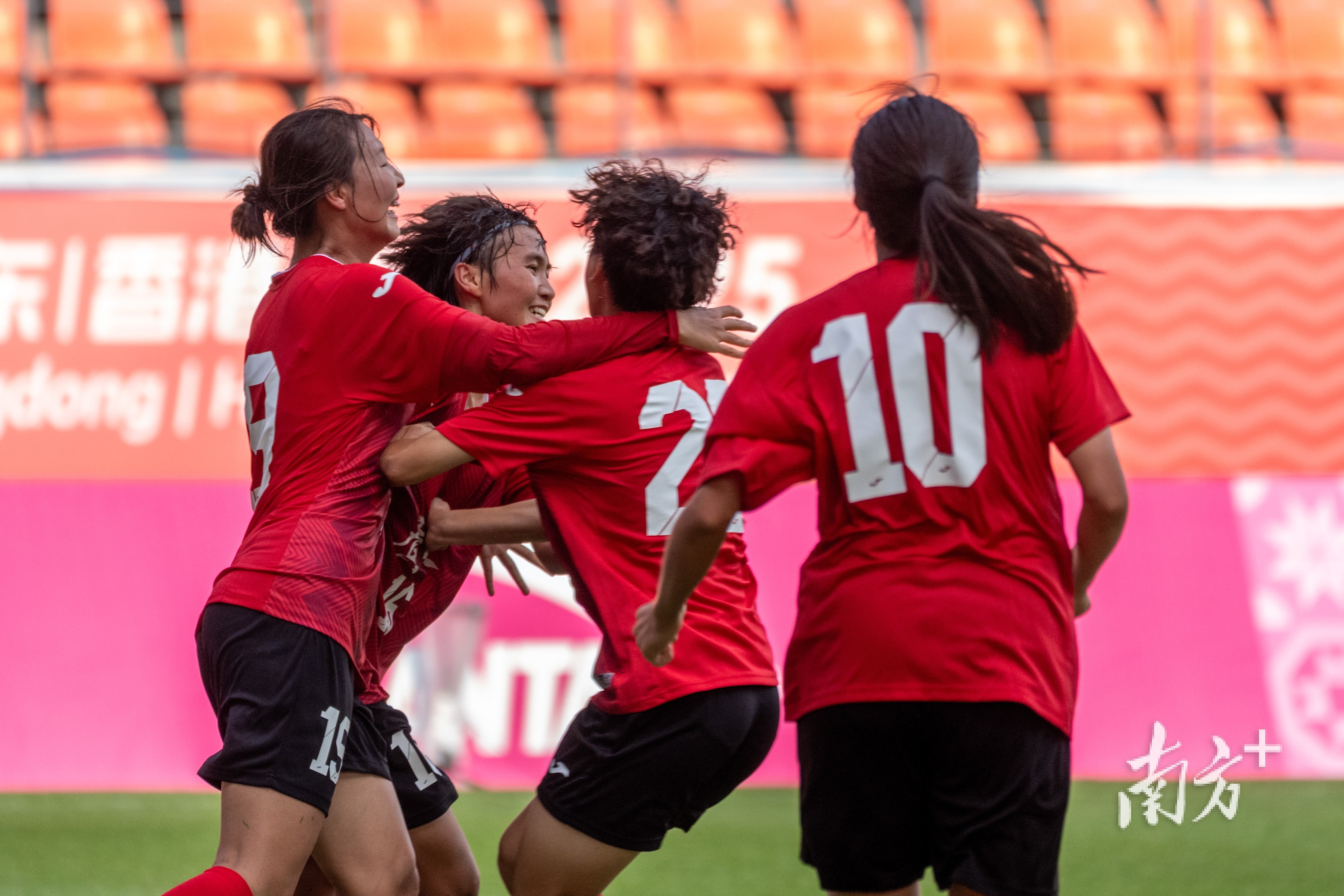 半岛体育电竞-南美洲女足锦标赛上演充满激情的对决