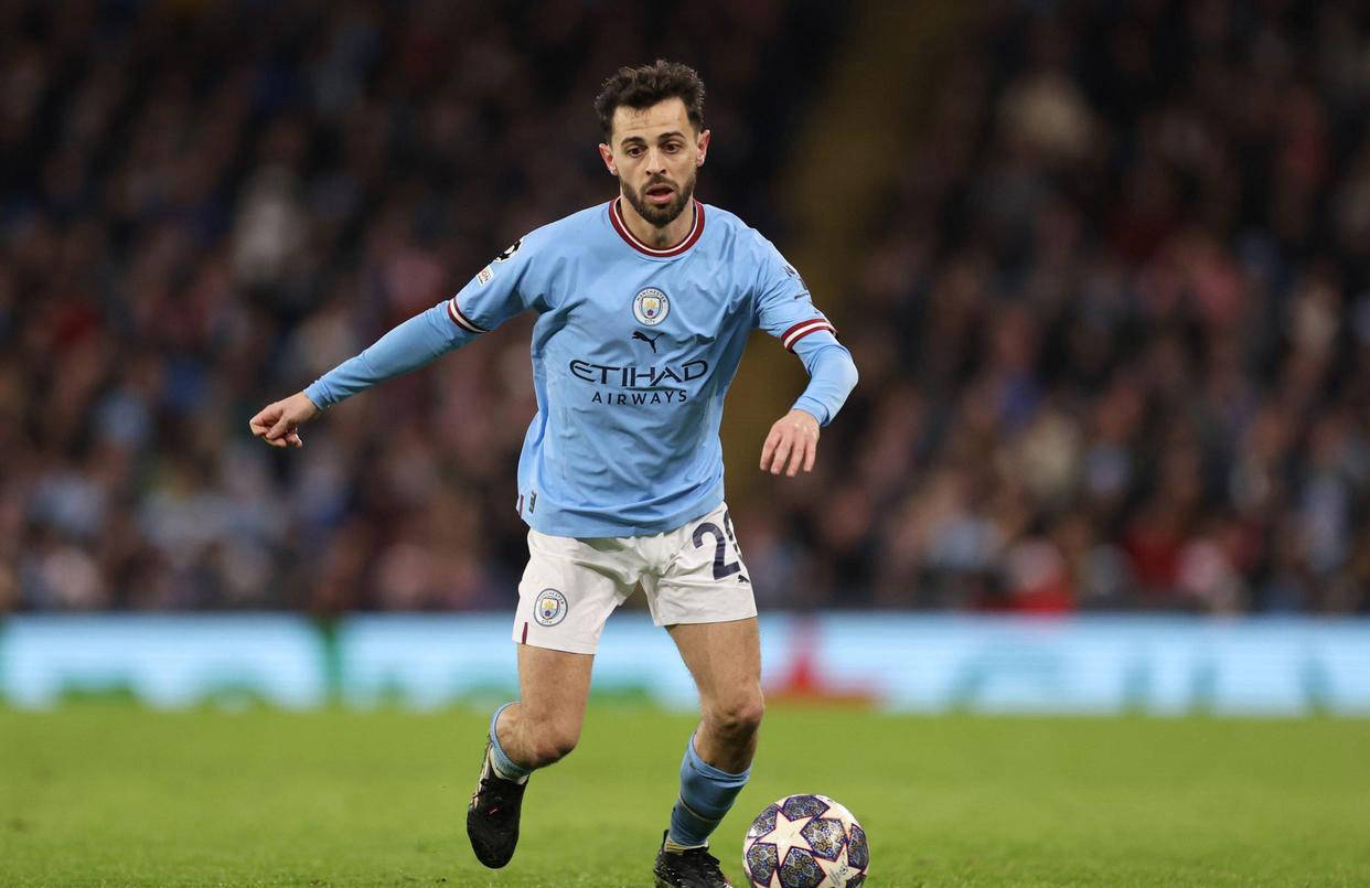 包含曼城年轻后卫表现出色，获主帅青睐的词条