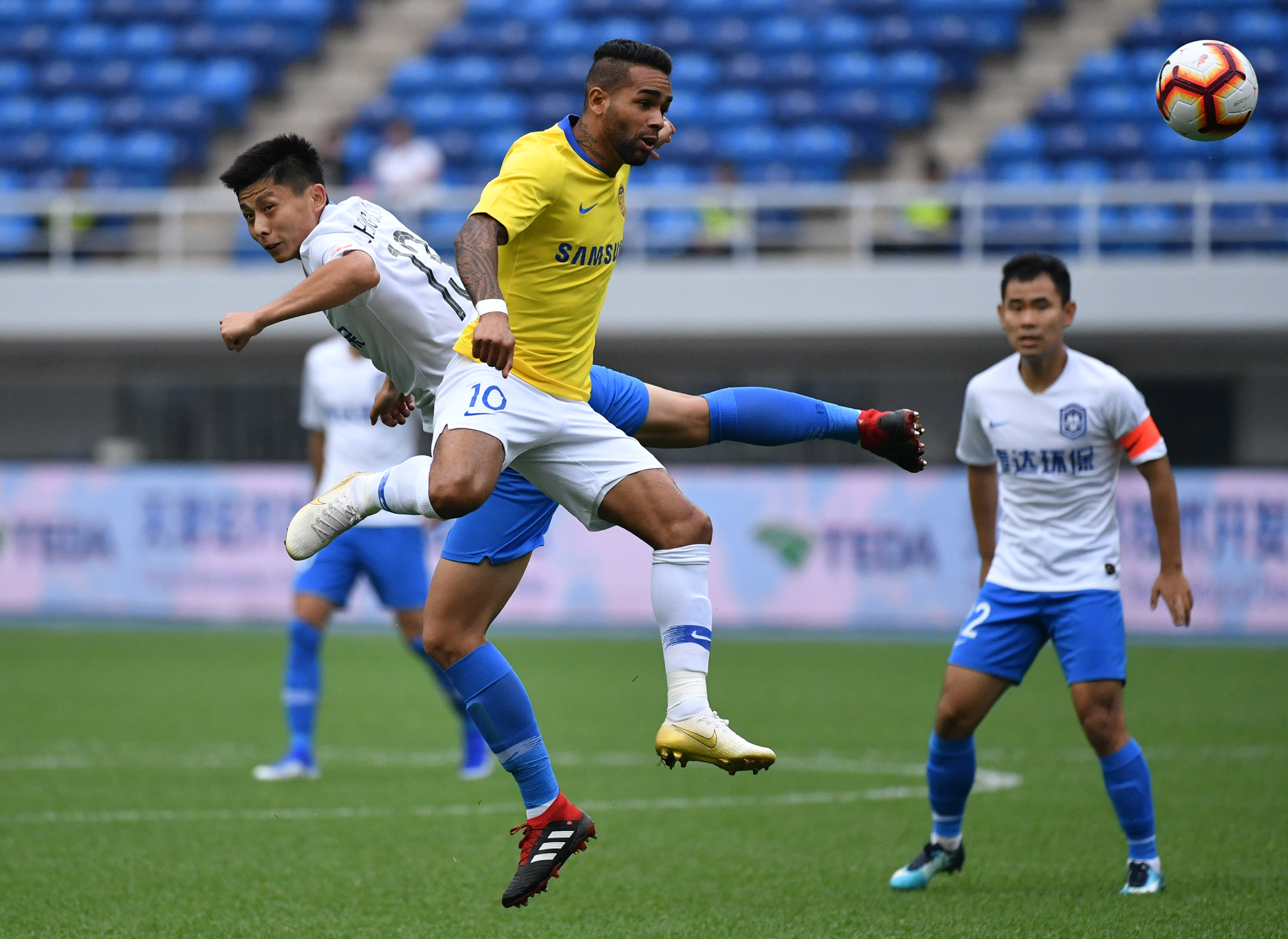 本土足球职业联赛焦点战：苏宁主场战平泰达