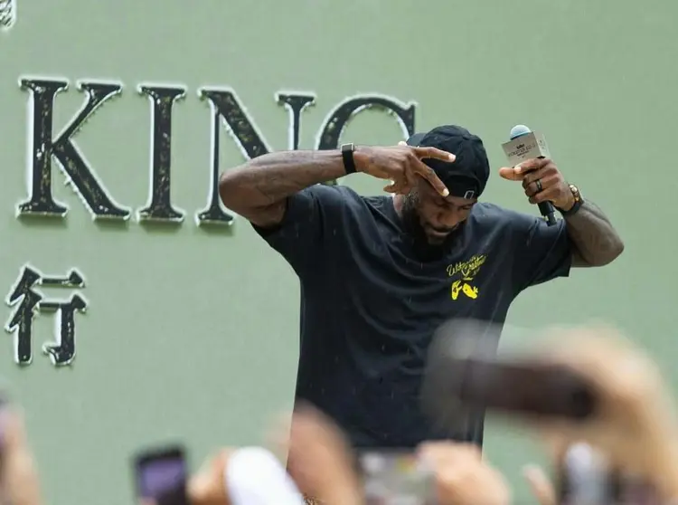 詹姆斯晒出恢复过程视频，球迷纷纷送上祝福