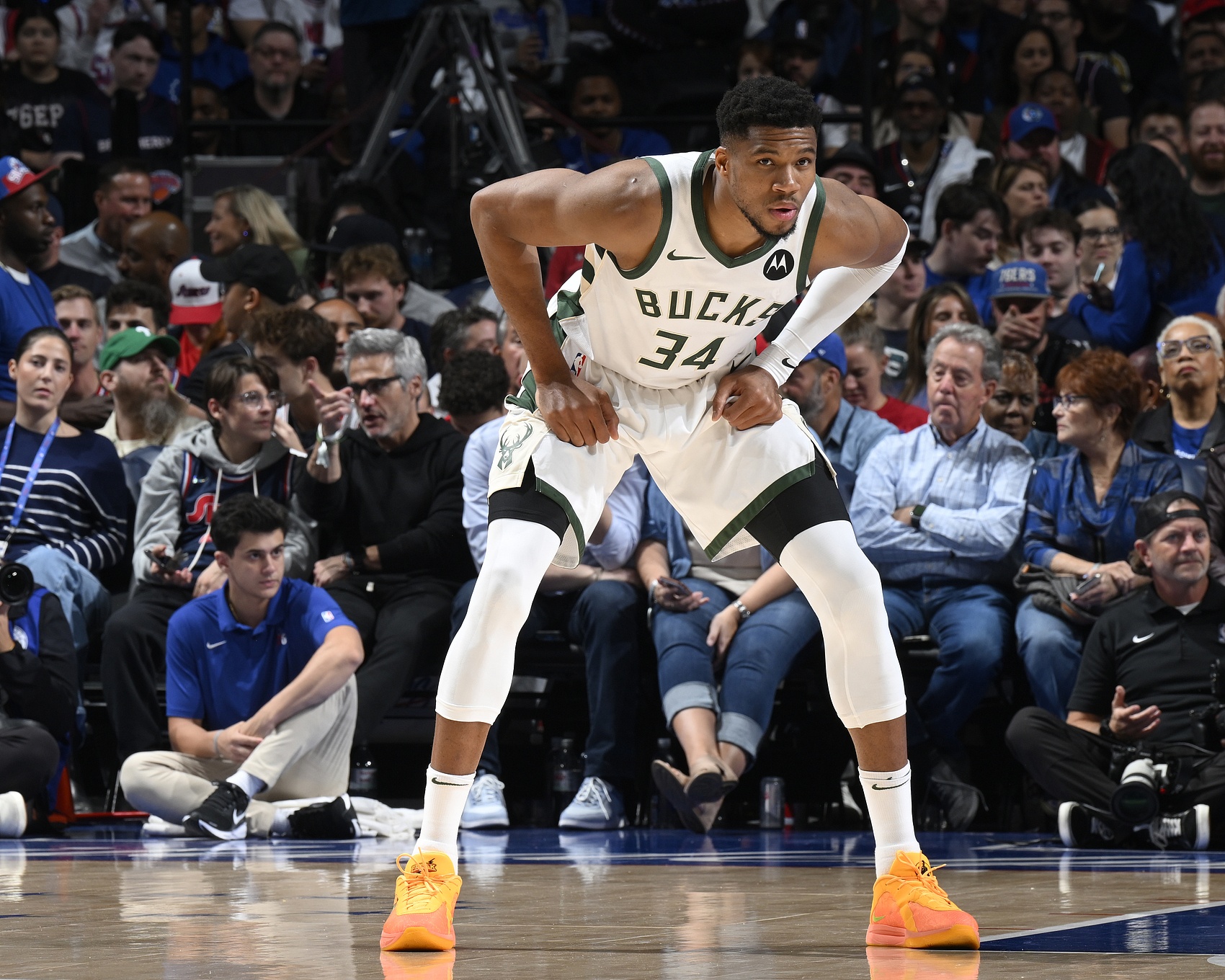 雄鹿客场击败篮网,字母哥砍下三双表现出色 雄鹿客场击败篮网,字母哥砍下三双表现出色