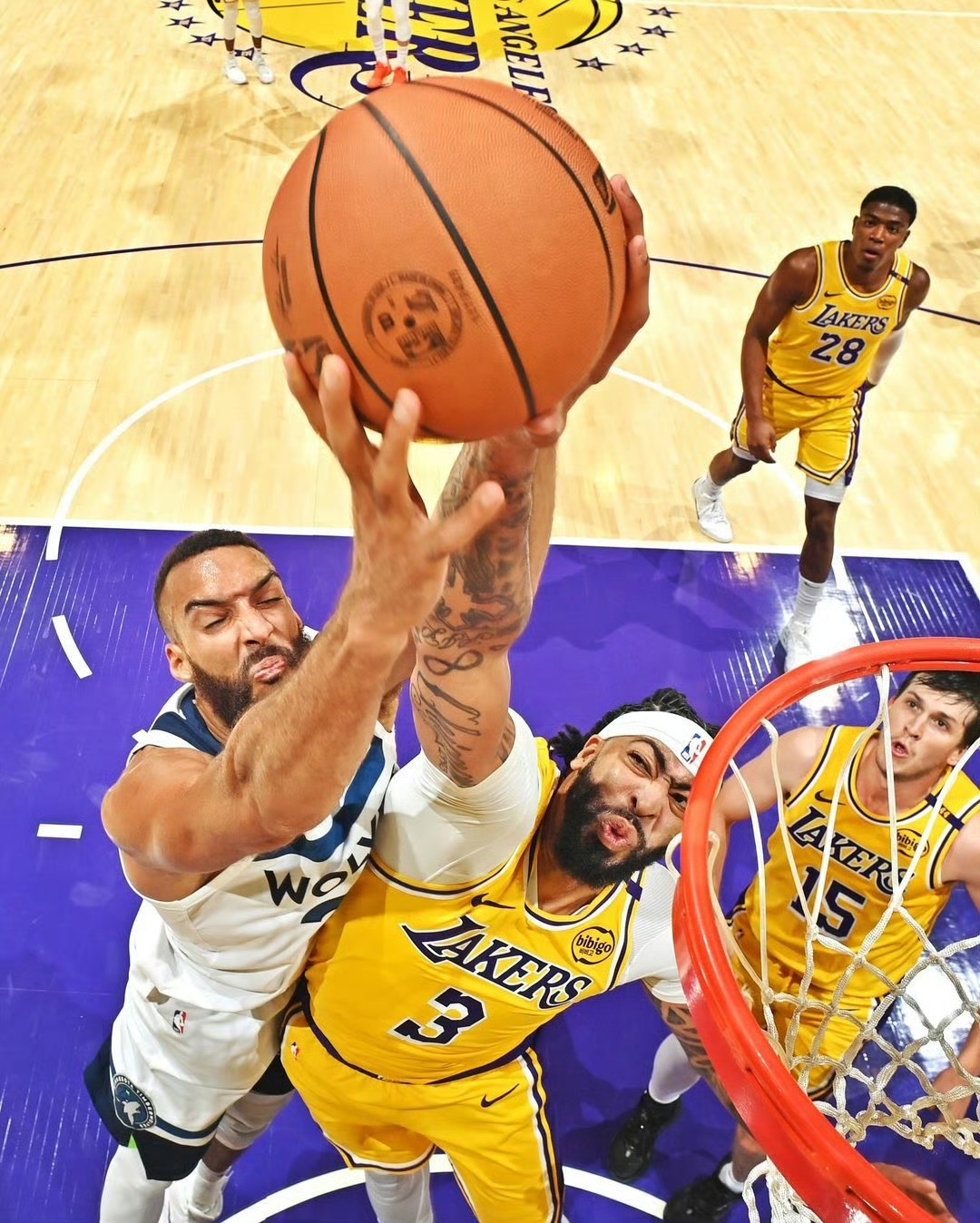 勇士击败湖人，取得开门红