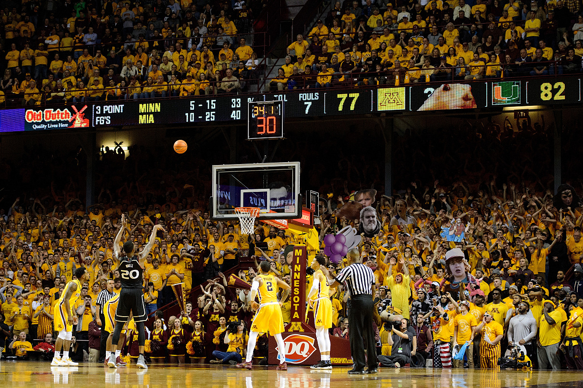 半岛体育活动-湖人险胜凯尔特人，拿下关键一胜